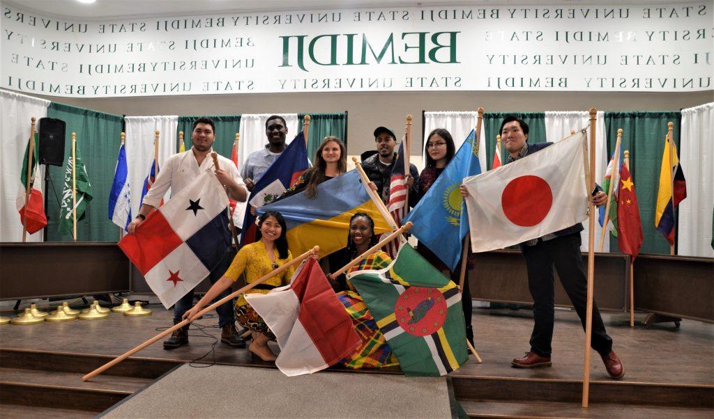 留学生举着自己国家的国旗